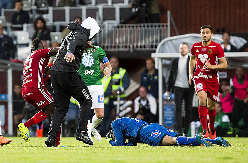 In Jöreköping betritt ein Maskierter den Rasen und schlägt auf den Gästekeeper ein.