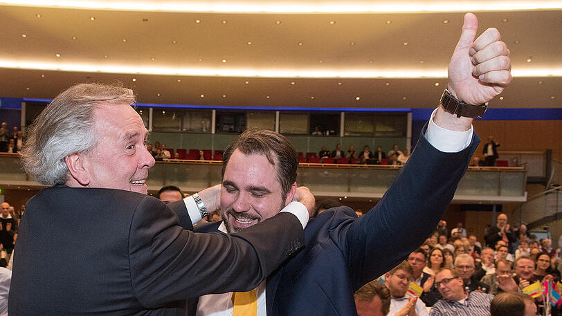 Vorgänger Albert Duin hat eine Gelbe Krawatte für den neuen Landesvorsitzenden der FDP in Bayern, Daniel Föst.