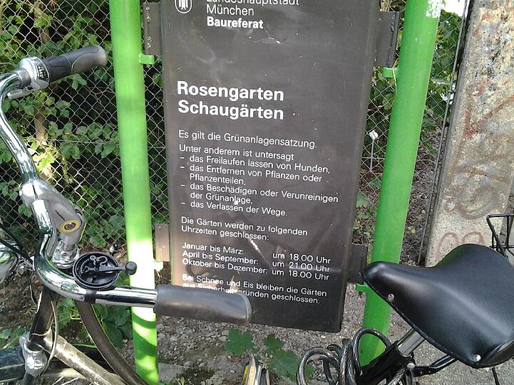 Der Rosengarten beginnt direkt hinter dem Schyrenbad. Hier kann man Blumenpracht zu jeder Jahreszeit erleben.