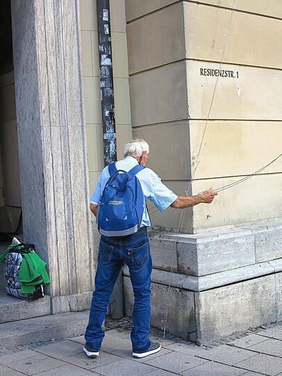 Die nächste Gefahr: Von der Residenz baumelten seltsame Drähte, ein Rentner stolperte sogar darüber.