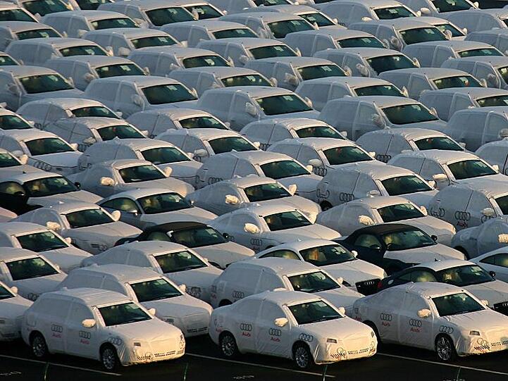 In Schutzfolien eingepackt stehen Neuwagen des Autoherstellers Audi für den Export bereit. Foto: Carsten Rehder/Archiv