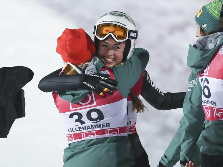 Katharina Althaus (vorne) gratuliert Juliane Seyfarth zu ihrem ersten Weltcupsieg.