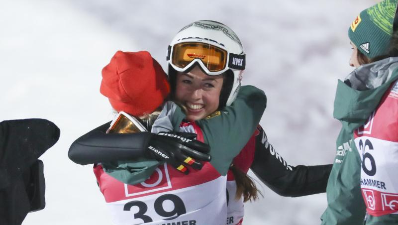 Katharina Althaus (vorne) gratuliert Juliane Seyfarth zu ihrem ersten Weltcupsieg. Katharina Althaus (vorne) gratuliert Juliane Seyfarth zu ihrem ersten Weltcupsieg.