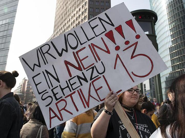 "Wir wollen ein Nein sehen zu Artikel 13" fordert eine Demonstrantin bei einem Protest im März auf dem Potsdamer Platz in Berlin.