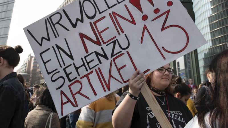 "Wir wollen ein Nein sehen zu Artikel 13" fordert eine Demonstrantin bei einem Protest im März auf dem Potsdamer Platz in Berlin. "Wir wollen ein Nein sehen zu Artikel 13" fordert eine Demonstrantin bei einem Protest im März auf dem Potsdamer Platz in Berlin.