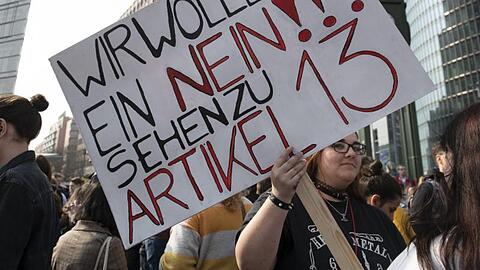 "Wir wollen ein Nein sehen zu Artikel 13" fordert eine Demonstrantin bei einem Protest im März auf dem Potsdamer Platz in Berlin.