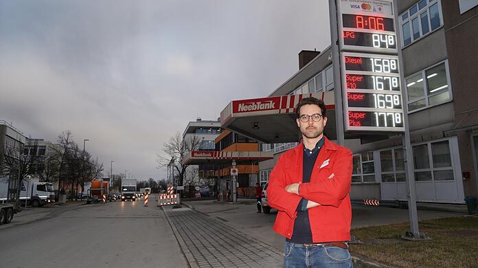 Neeb-Tank-Chef Wolfgang Lederer in Gräfelfing ist einer der wenigen, der keine Umsatz-Einbußen hinnehmen muss.