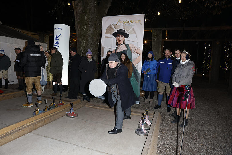 Schie&szlig;t sich zum Sieg: J&uuml;rgen Kirner ist seit Jahren ein gern gesehener Gast bei der Angermaier-Eisstock-WM.