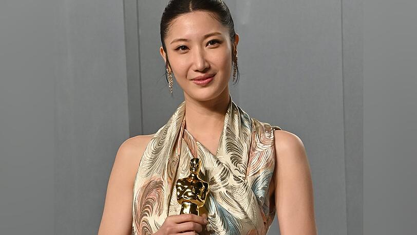 S&auml;ngerin Ejae h&auml;lt den Oscar f&uuml;r den besten Song in den H&auml;nden: "Golden" aus "KPop Demon Hunters".