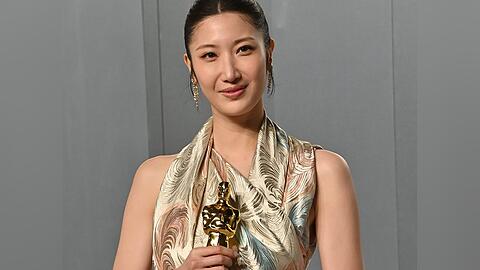 S&auml;ngerin Ejae h&auml;lt den Oscar f&uuml;r den besten Song in den H&auml;nden: "Golden" aus "KPop Demon Hunters".