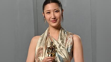 S&auml;ngerin Ejae h&auml;lt den Oscar f&uuml;r den besten Song in den H&auml;nden: "Golden" aus "KPop Demon Hunters".