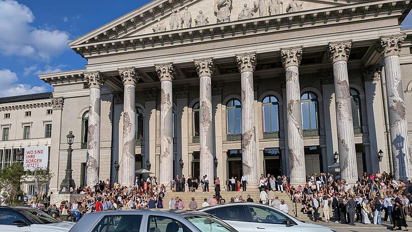 Keine Zierde: Ein Falschparker vor dem Nationaltheater Keine Zierde: Ein Falschparker vor dem Nationaltheater