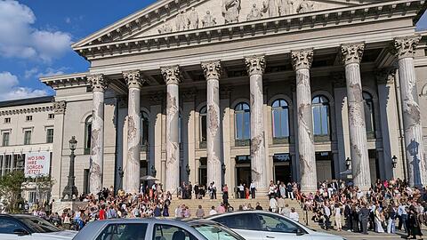 Keine Zierde: Ein Falschparker vor dem Nationaltheater