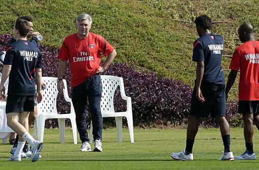 Trainer Ancelotti und Spieler von Paris Saint Germain im Trainingslaöger in Doha.