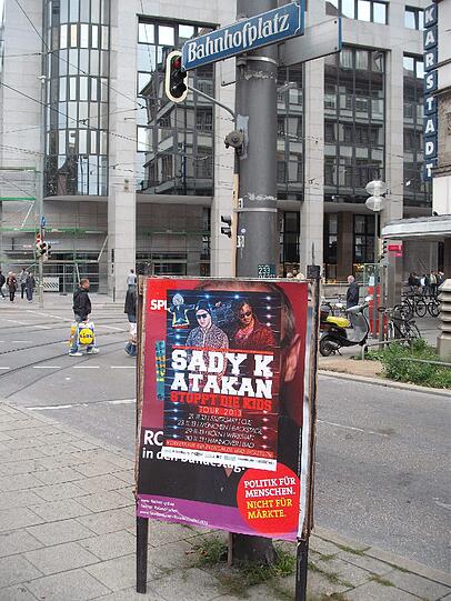 Teils beschädigt, teils überklebt, in jedem Fall unschön fürs Stadtbild: Die Plakate von Landtags- und Bundestagswahlkampf stehen und hängen noch überall herum.