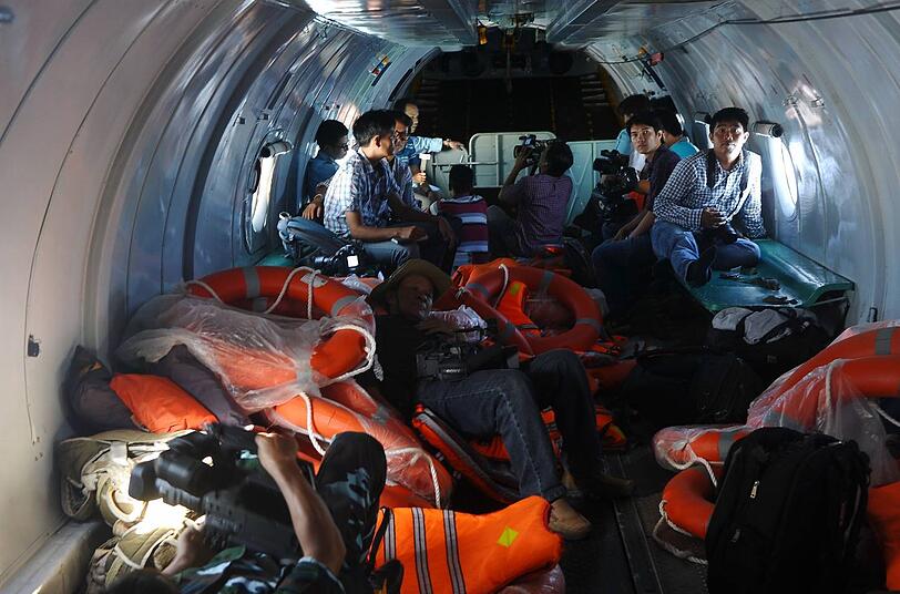Auch die Mannschaft in dieser vietnamesischen Maschine sucht nach dem verschwundenen Flugzeug