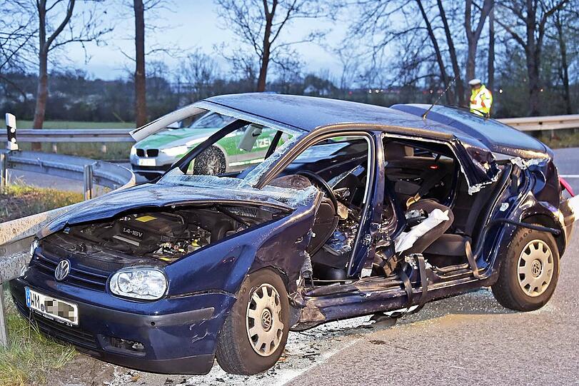 In Kirchheim rammte ein Audi A6 einen abbiegenden VW Golf, dabei wurde der Golf-Fahrer schwer verletzt.