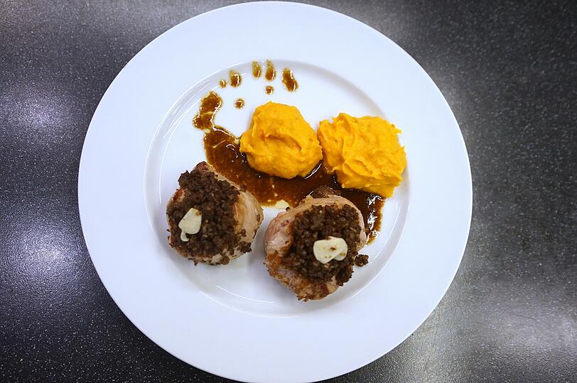 Schweinefilet mit Pumpernickelkruste, dazu Dunkelbiersauce und Hokkaidopüree