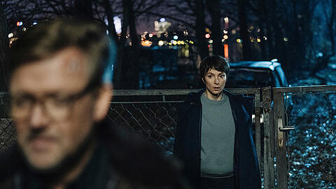 "Im Schatten der Angst": Karla Eckhardt (Julia Koschitz) hat Carsten Spanger (Justus von Dohnányi) aus der Klinik geschmuggelt und muss ihm jetzt vertrauen