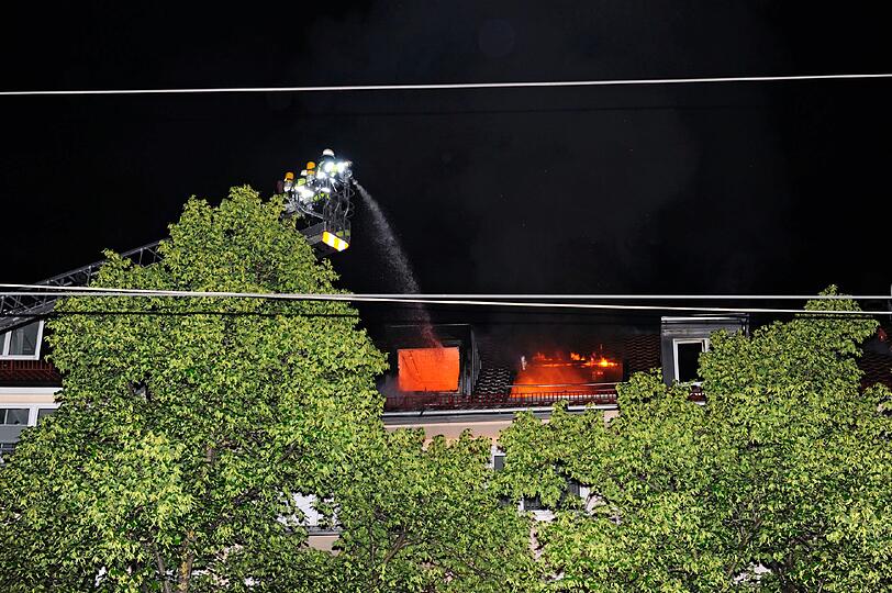Einsatz in der Schwanseestraße: Die Feuerwehr drang von zwei Seiten zum Brandherd vor.