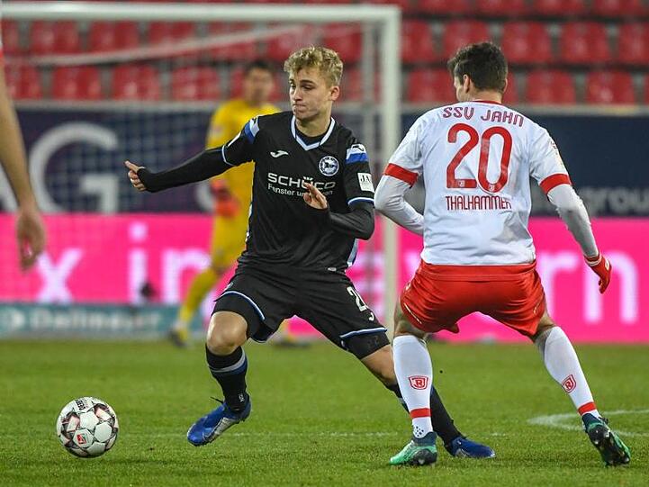 Nils Seufert von Bielefeld (l) kämpft mit Maximilian Thalhammer von Regensburg um den Ball. Foto: Armin Weigel