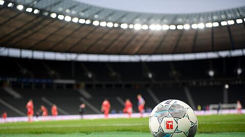 Ein Spielball liegt auf dem Rasen.