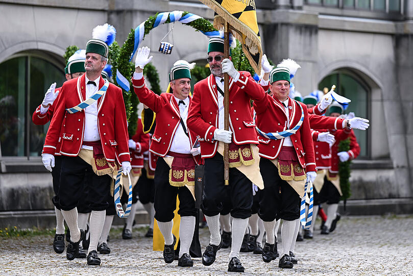 Bilder vom Schäfflertanz an der Staatskanzlei in München.