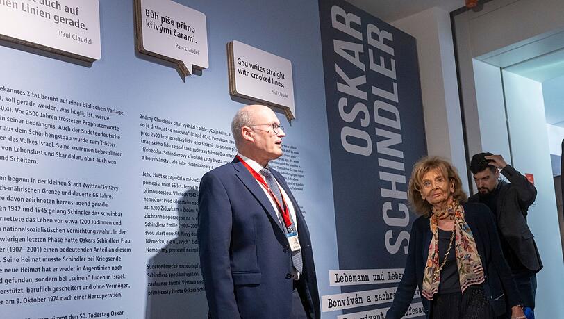 Raimund Paleczek zeigt Charlotte Knobloch die Sonderausstellung "Oskar Schindler - Lebemann und Lebensretter".