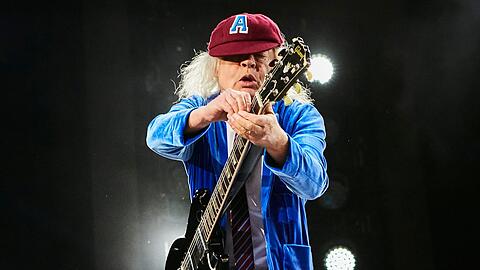 Angus Young ist einer der Mitgründer von AC/DC.