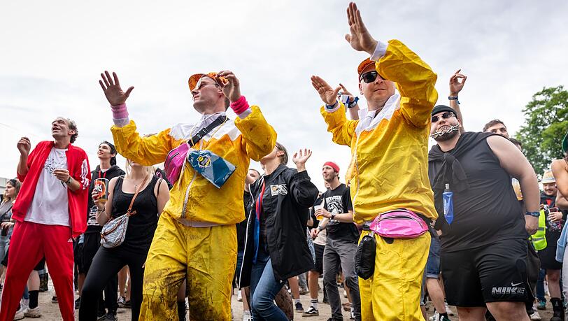 Nach dem vielen Regen tanzten viele Fans im Matsch.