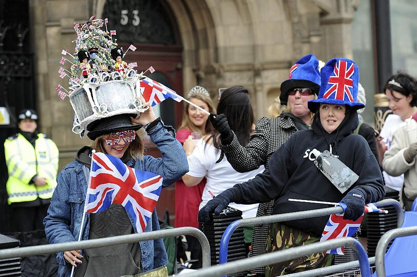 Ein Fahnenmeer, jubelnde Menschen, verkleidete Spaßvögel: So haben die Menschen in London und aller Welt die königliche Hochzeit gefeiert. Die Bilder!