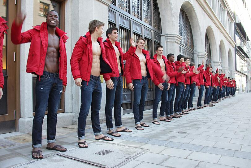 Durchtrainiert präsentieren sich die Abercrombie-Models am Freitag in der Sendlinger Straße. Der neue Flagstore in München gehört zu den größten Abercrombie & Fitch-Filialen weltweit.