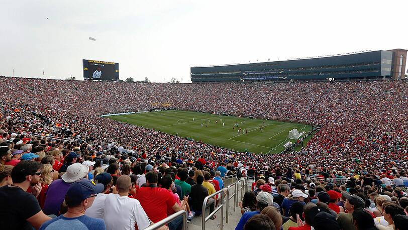 Mit mehr als 109.000 Besuchern sorgten Manchester United und Real Madrid für einen neuen US-Zuschauerrekord beim Fußball. Mit mehr als 109.000 Besuchern sorgten Manchester United und Real Madrid für einen neuen US-Zuschauerrekord beim Fußball.