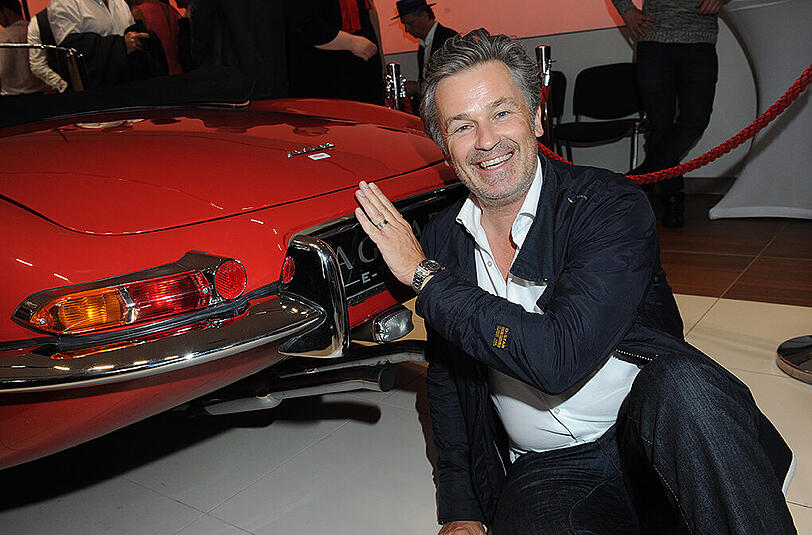 Timothy Peach geht auf Tuchfühlung mit dem roten E-Type.