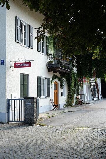 Der Hof ist immer noch hübsch verschlafen.