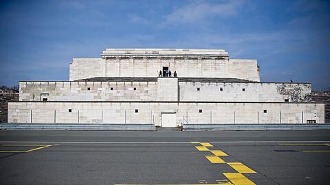 Blick auf die Zeppelintribüne auf dem ehemaligen Reichsparteitagsgelände.