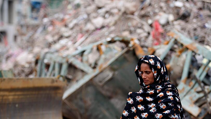 "Nie wieder Rana Plaza", sagt Gerd Müller. Beim Einsturz des gleichnamigen Gebäudes in Sabhar (Bangladesch) starben am 24. April 2013 mehr als 1100 Menschen. 2450 wurden verletzt. Die meisten Opfer waren Textilarbeiterinnen. "Nie wieder Rana Plaza", sagt Gerd Müller. Beim Einsturz des gleichnamigen Gebäudes in Sabhar (Bangladesch) starben am 24. April 2013 mehr als 1100 Menschen. 2450 wurden verletzt. Die meisten Opfer waren Textilarbeiterinnen.