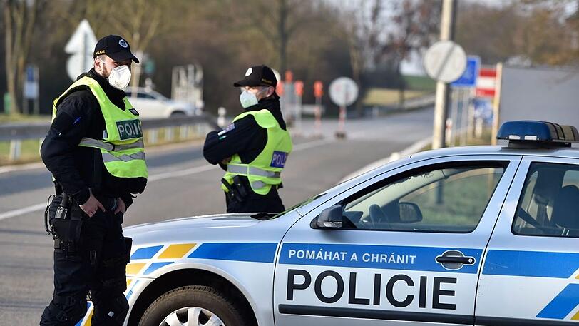 Polizisten stehen an einer tschechisch-österreichischen Grenze in Boeclav. Tschechiens restriktives Ein- und Ausreiseverbot für Personen gilt ab Donnerstag auch für Pendler.