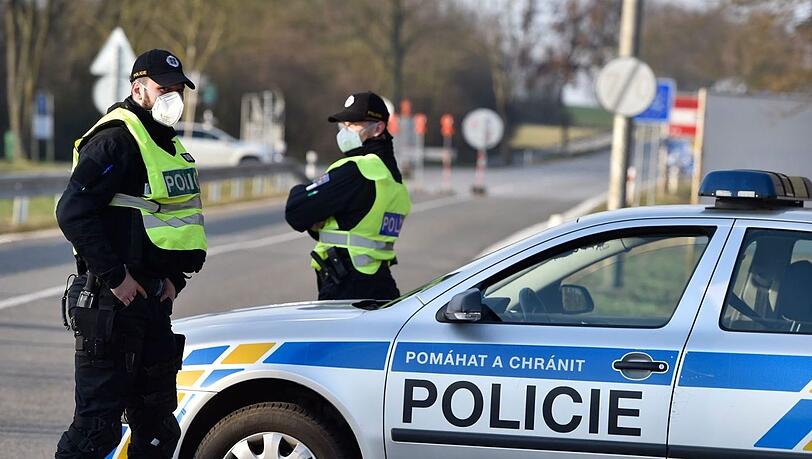 Polizisten stehen an einer tschechisch-österreichischen Grenze in Boeclav. Tschechiens restriktives Ein- und Ausreiseverbot für Personen gilt ab Donnerstag auch für Pendler. Polizisten stehen an einer tschechisch-österreichischen Grenze in Boeclav. Tschechiens restriktives Ein- und Ausreiseverbot für Personen gilt ab Donnerstag auch für Pendler.