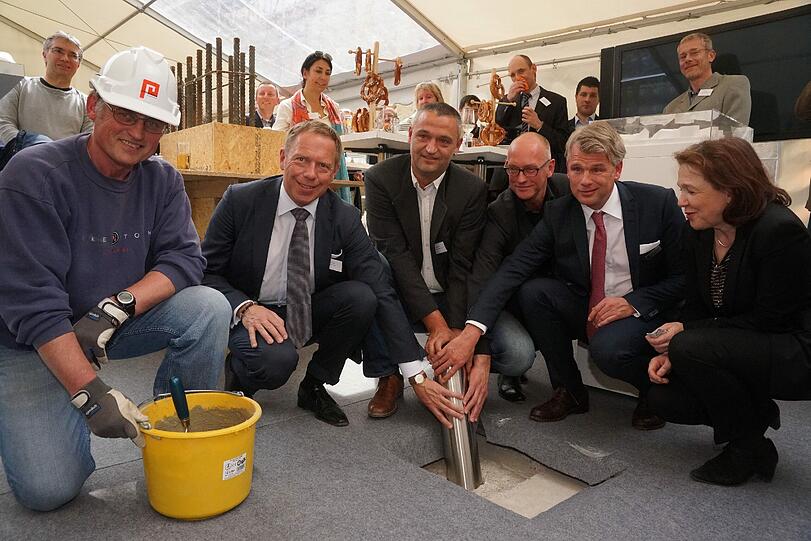 Am Donnerstag war die Grundsteinlegung - mit Ulrich Huber, Peter Reidel, Per Pedersen, Carsten Fischer und Susanne Ritter.