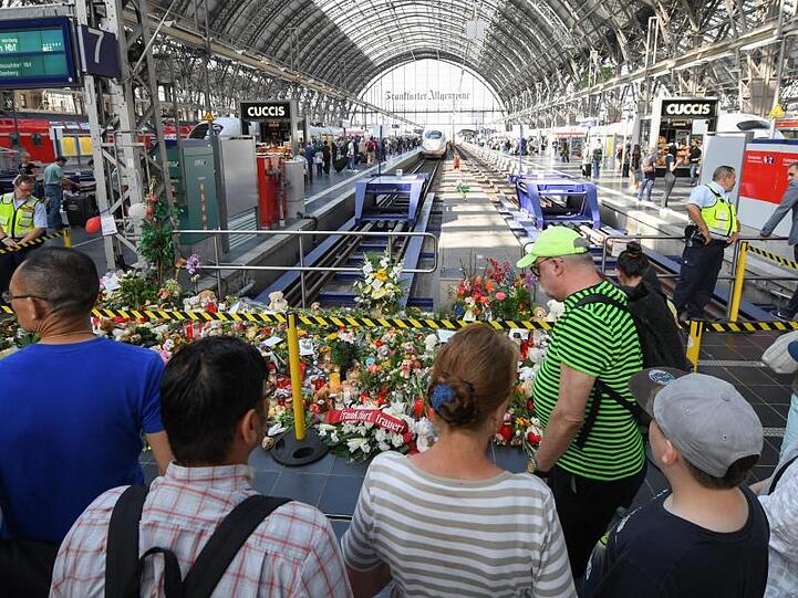 Passanten stehen 2019 im Frankfurter Hauptbahnhof vor Blumen, Kuscheltieren und Beileidsbekundungen.