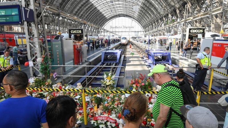 Passanten stehen 2019 im Frankfurter Hauptbahnhof vor Blumen, Kuscheltieren und Beileidsbekundungen.