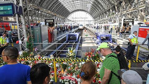 Passanten stehen 2019 im Frankfurter Hauptbahnhof vor Blumen, Kuscheltieren und Beileidsbekundungen.