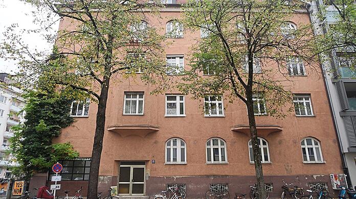 An der Fassade des Hauses rankt Blauregen, im Inneren schmückt Stuck die Decken.