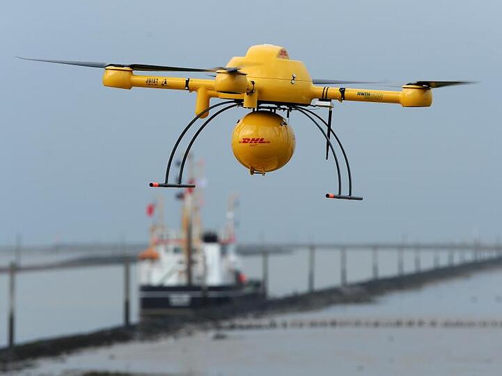 Ein DHL-Paketkopter startet mit Medikamenten an Bord zu einem Flug auf die Nordseeinsel Juist.