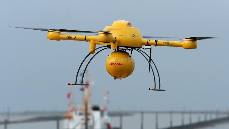 Ein DHL-Paketkopter startet mit Medikamenten an Bord zu einem Flug auf die Nordseeinsel Juist. Ein DHL-Paketkopter startet mit Medikamenten an Bord zu einem Flug auf die Nordseeinsel Juist.