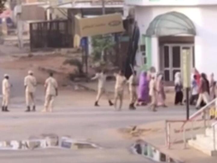 Sudanesische Streitkräfte vertreiben Zivilisten von einer Straße in Khartum. Die Soldaten sollen versucht haben, die seit Wochen andauernde Sitzblockade im Zentrum der Hauptstadt mit Gewalt aufzulösen.