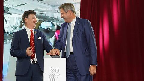Per Knopfdruck eröffnen Generaldirektor Wolfgang Heckl und Ministerpräsident Markus Söder (CSU) den neuen Abschnitt im berühmtesten "Knöpferl-Drück-Museum".