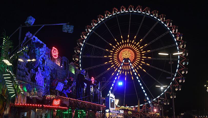 Das Riesenrad ist bei Dunkelheit beleuchtet. Die Wiesn findet vom 17. September bis 3. Oktober 2022 statt.