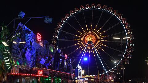 Das Riesenrad ist bei Dunkelheit beleuchtet. Die Wiesn findet vom 17. September bis 3. Oktober 2022 statt.